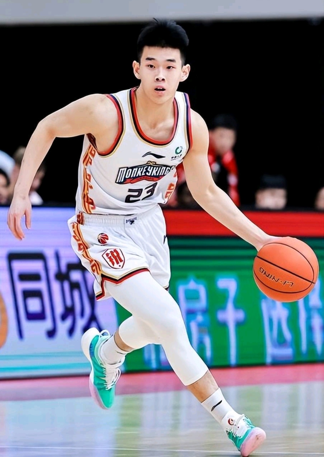 赛地聚焦：NBA常规赛赛前热度飙升，本菲卡再遭质疑，态度坚定，临场指挥获称赞(本菲卡历史最佳阵容)